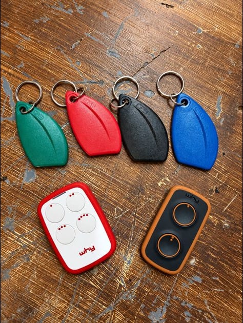 Badges d'immeuble et télécommandes de portail sur un établi