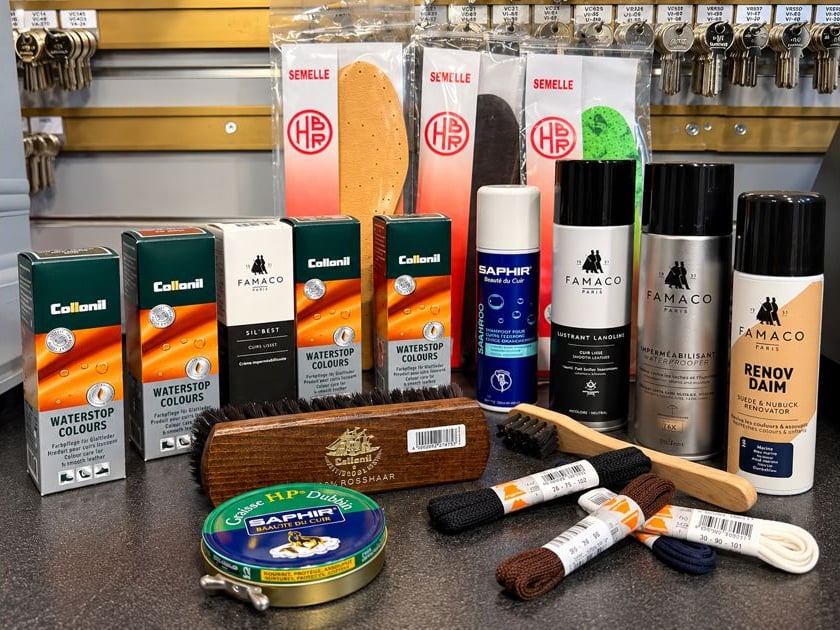 Gamme de produits d'entretien du cuir (Collonil, Famaco, Saphir) en boutique