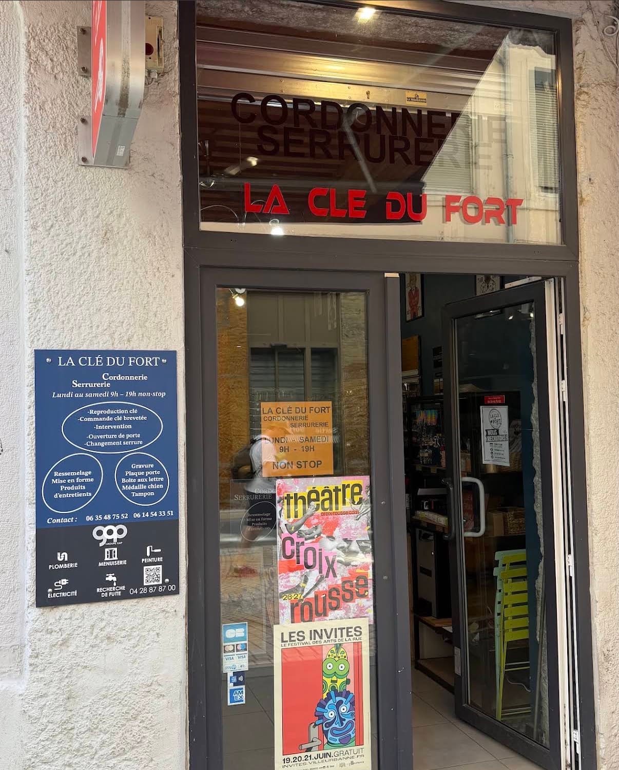 Vitrine de La Clé du Fort, cordonnerie-serrurerie à Lyon Croix-Rousse